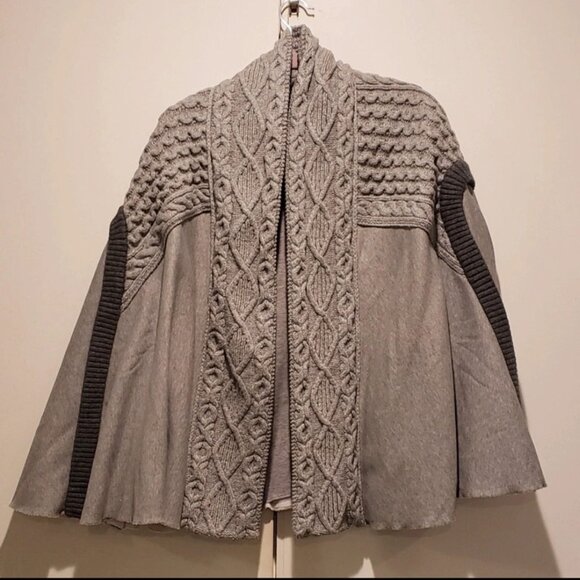 Burberry Knitted Cape - Picture 3 of 8